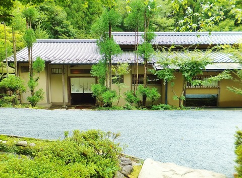 母屋から離れ(川の棟)を見る
