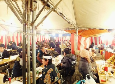 観覧を終えた人々でいっぱいの屋台