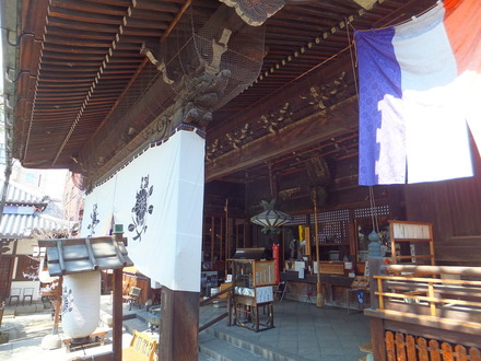 宝物館より本堂を