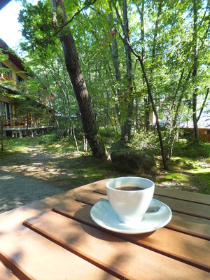 テラスでコーヒーを