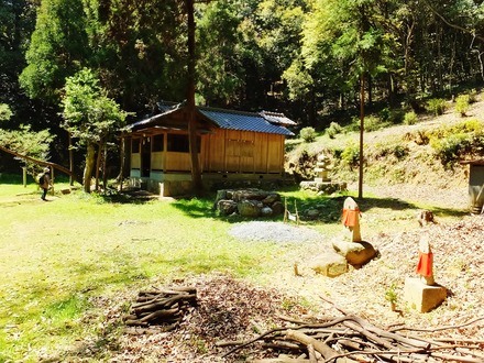 山腹の平坦地に八徳寺・右斜め上御陵