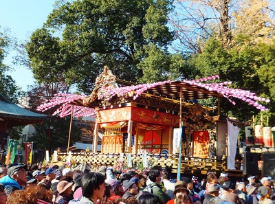 00・舞台前にひしめく観客