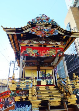 2・牡丹に唐獅子刺繍の水引幕がみごとな上町屋台