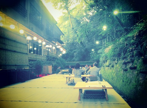 川床に灯が燈る