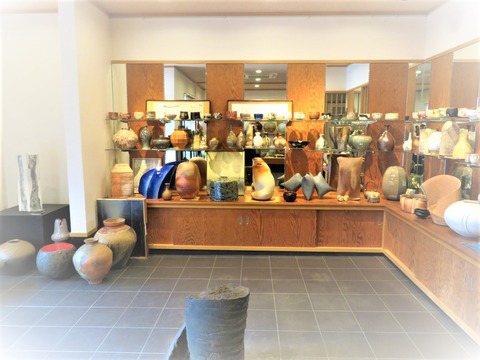 ÀÐÉߤ¤Î¥¨¥ó¥È¥é¥ó¥¹¤ËÆ«¼§´ï¤¬ÄÄÎó¤µ¤ì¤Æ¤¤¤ë