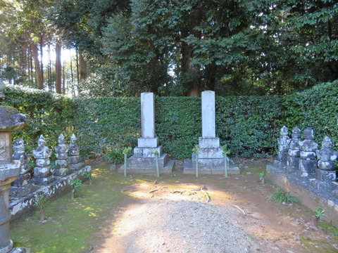 井伊氏歴代墓所　左奥から二基目が直虎の墓