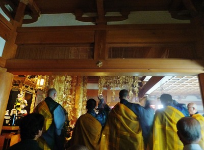 散華をする僧侶たち