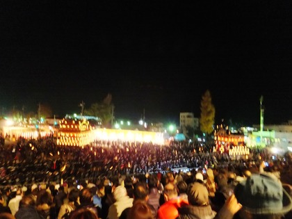 10・大勢の曳き子により本町屋台が御旅所へ入ってきた