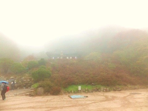 寿光殿と吐含山を見上げる