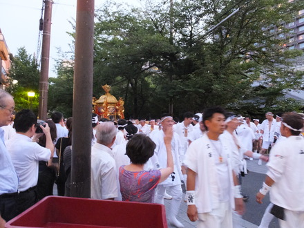 £±£¶¡¦Æ»¤òËä¤á¿Ô¤¯¤¹¿Í