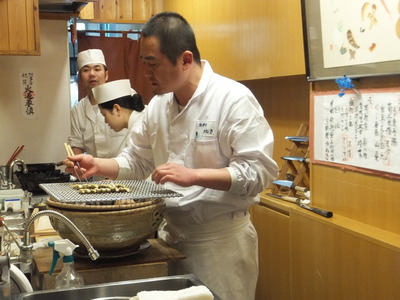 本モロコを炙る渡辺昭一郎氏