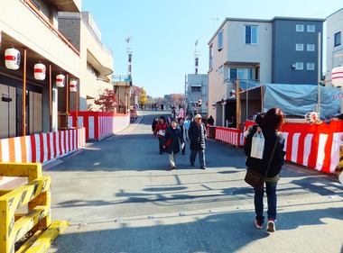 1・お花畑踏切より団子坂、御旅所前広場を見る