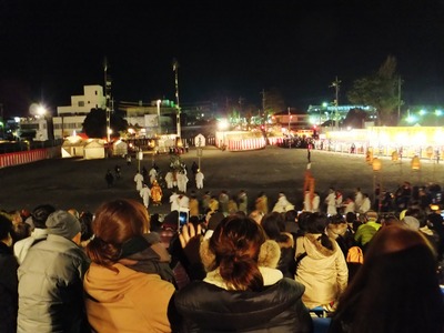 1・先導大麻を先頭に御神幸の列がつづく