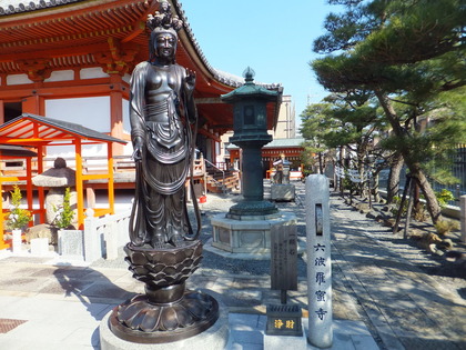 十一面観音像の立つ境内