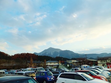 午後4時前の南小臨時駐車場と武甲山