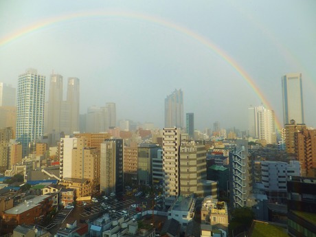 ビルを超えて虹の橋