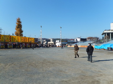 5・御旅所前から右手が桟敷席、幟の立つところが団子坂上