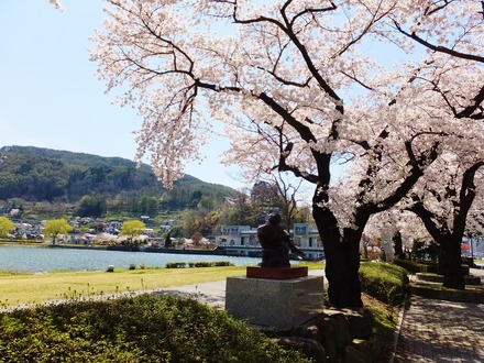 彫刻と桜、遠くに釜口水門