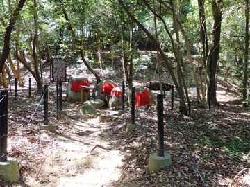 穴観音と後方に後円墳