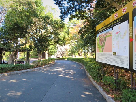 �;������