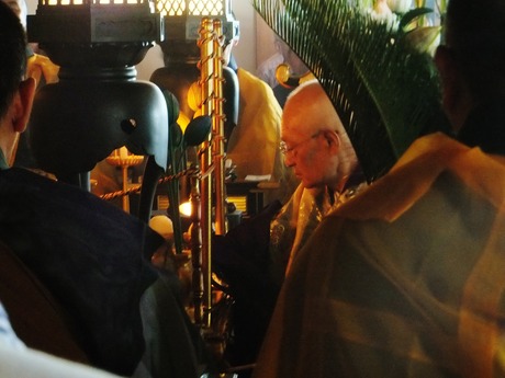 施餓鬼法会を修すご住職