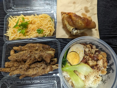 龍大前【筷樂食客】の「卤肉饭、凉拌土豆丝、螺蛳粉虎皮鸡爪、轰炸猪蹄（炸串）」を「Uber eats」で注文した