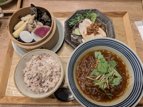 洛北阪急スクエア【ムシべジプラスカフェ】で期間限定べジプレート「蒸し野菜で仕上げる麻辣湯と蒸し鶏のネギソース」を食べてきた