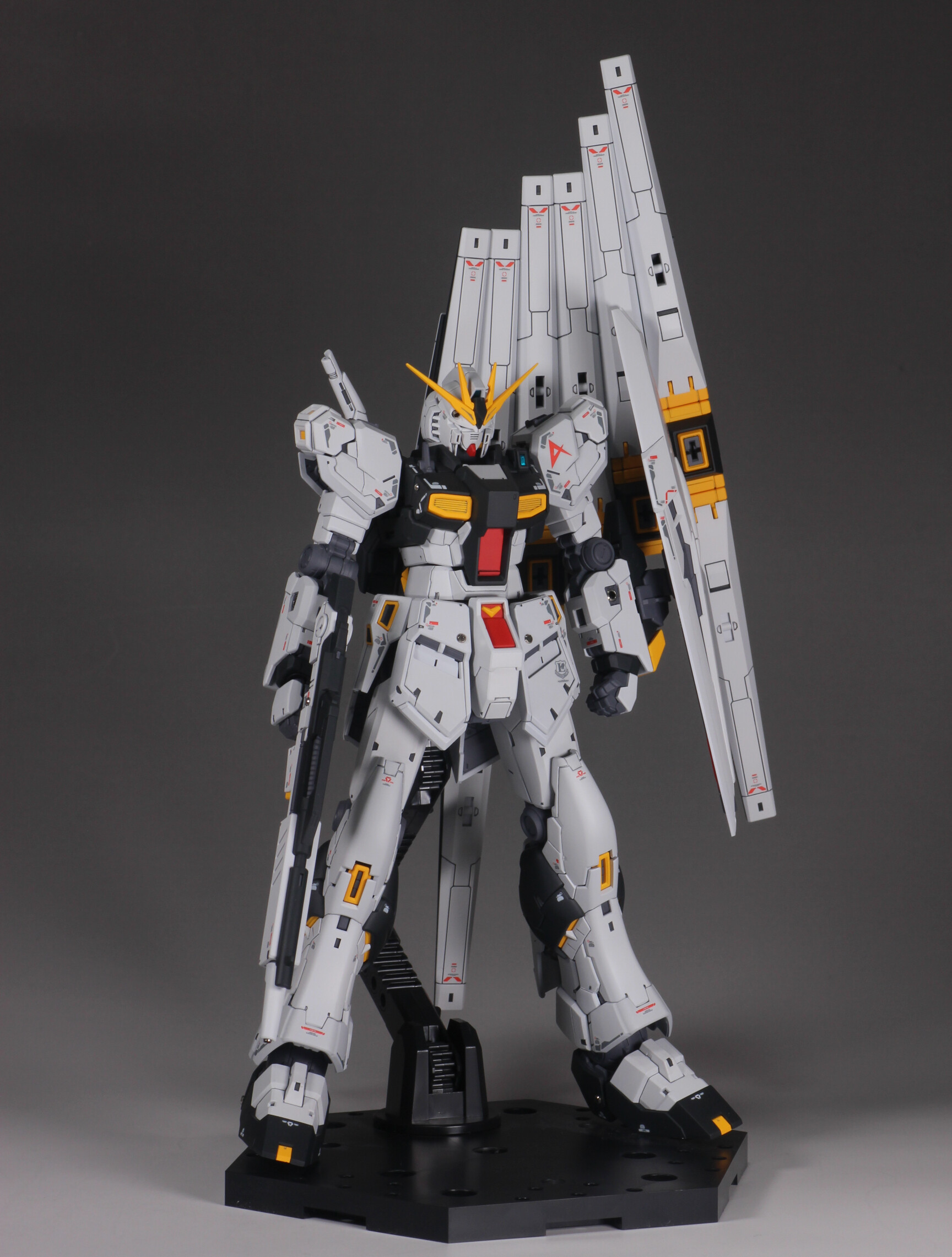 ガンプラ RG 1/144 νガンダム 塗装完成品 スタンダード完成品】バンダイ RG 1/144 νガンダム | プラモデル
