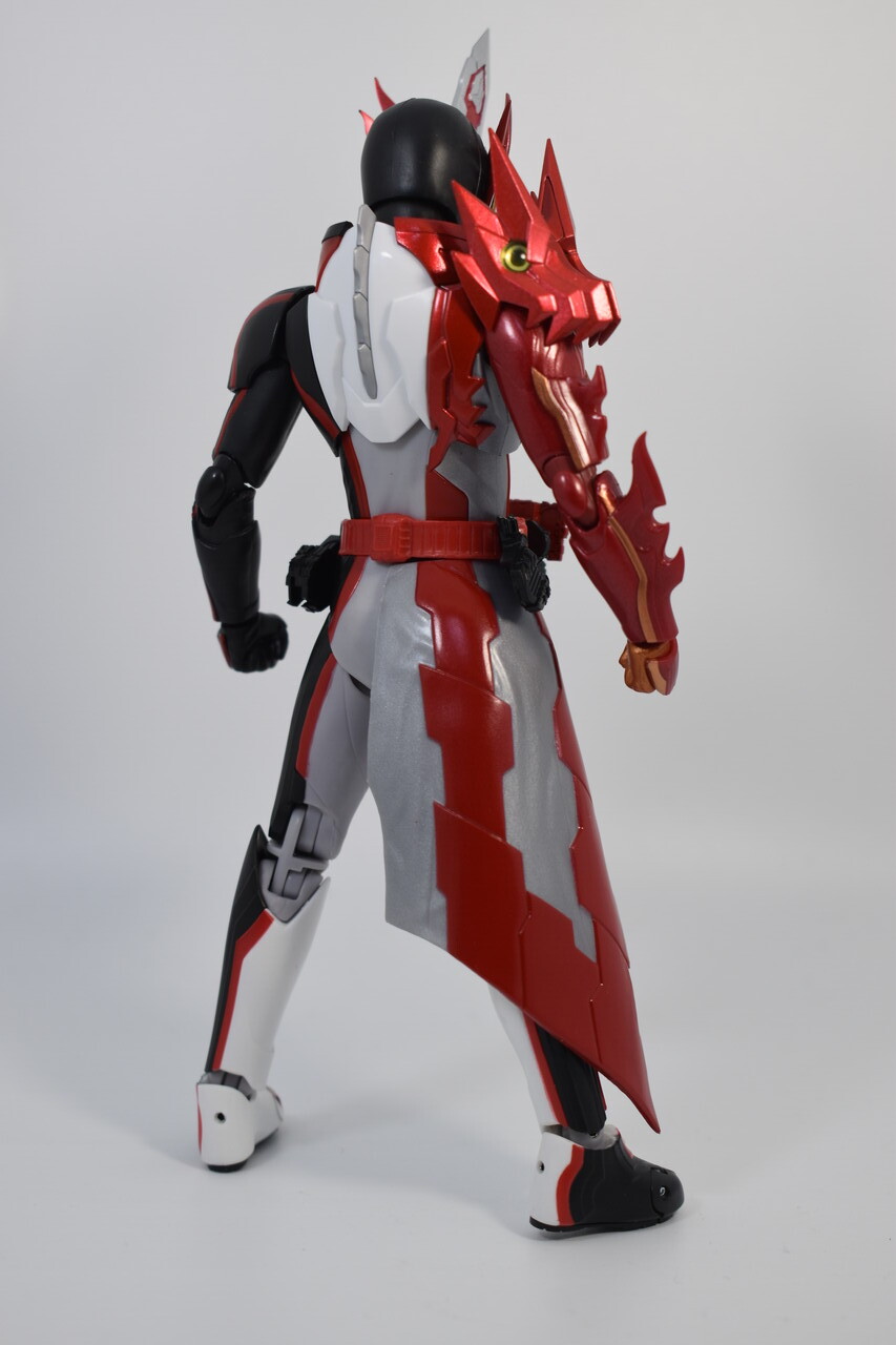 S.H.Figuarts 仮面ライダーセイバー ブレイブドラゴン -Metallic