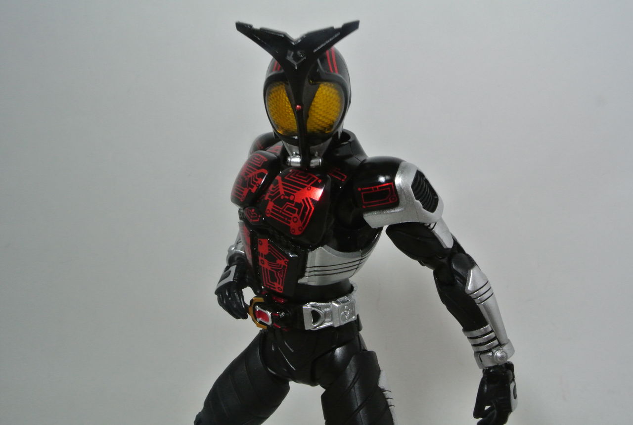 S.H.Figuarts 仮面ライダーダークカブト（真骨彫製法） レビュー