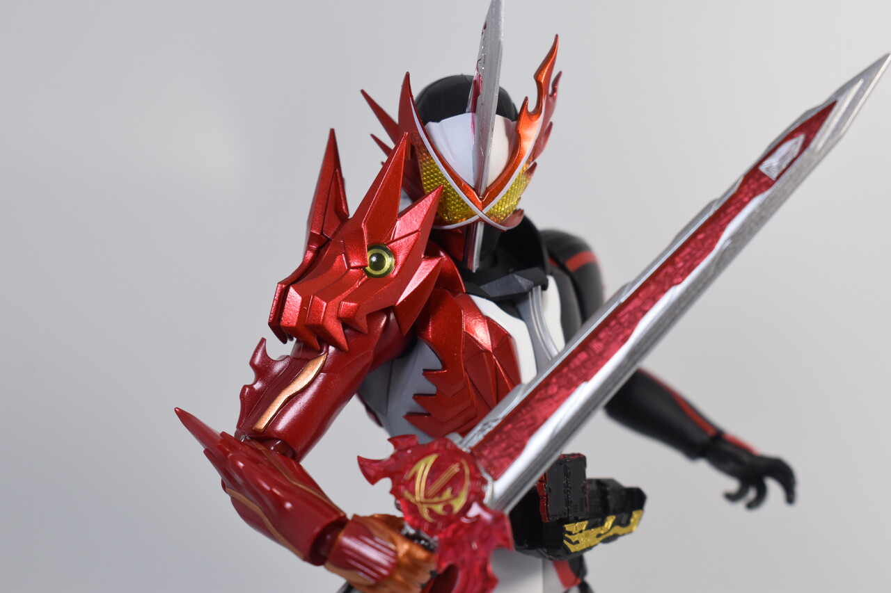 S.H.Figuarts 仮面ライダーセイバー ブレイブドラゴン -Metallic