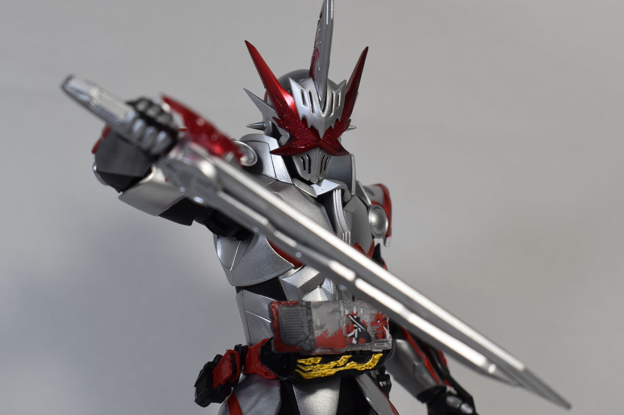 S.H.Figuarts 仮面ライダーセイバー ドラゴニックナイト