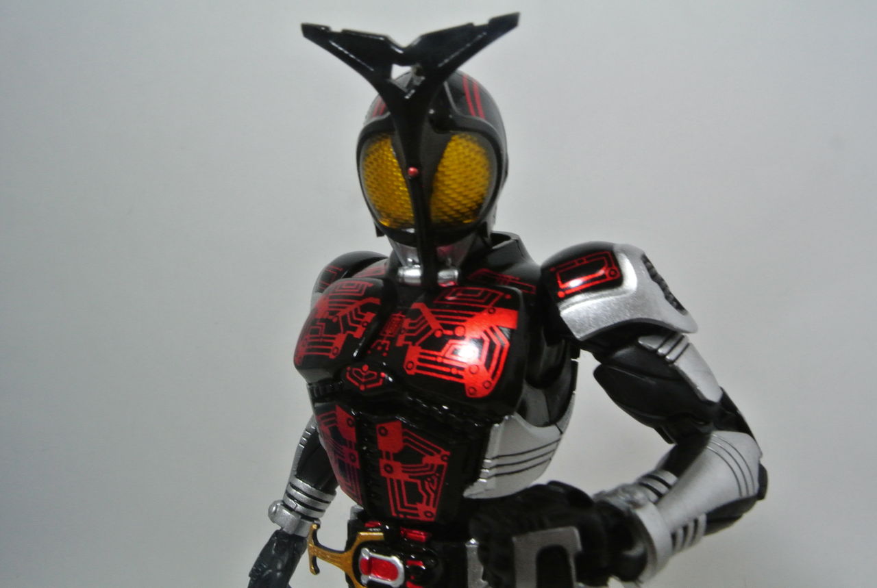 S.H.Figuarts 仮面ライダーダークカブト（真骨彫製法） レビュー