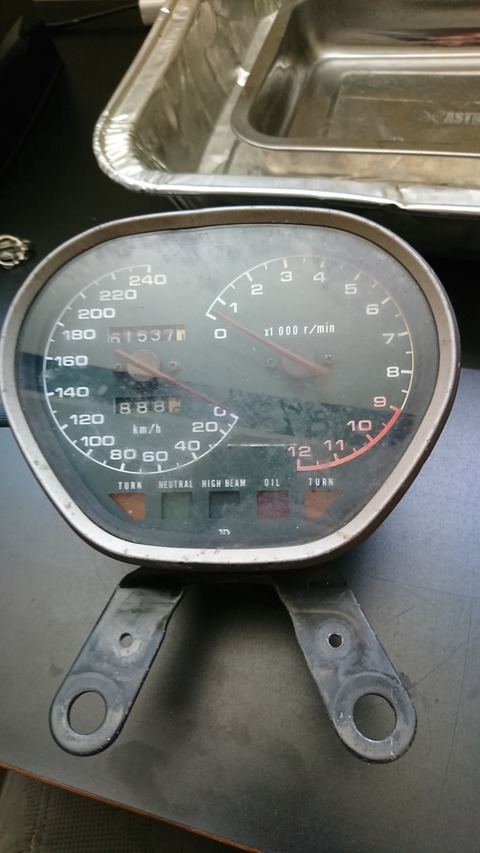 GSX1100S カタナ ド素人のレストア【32】 メーター開けると手が