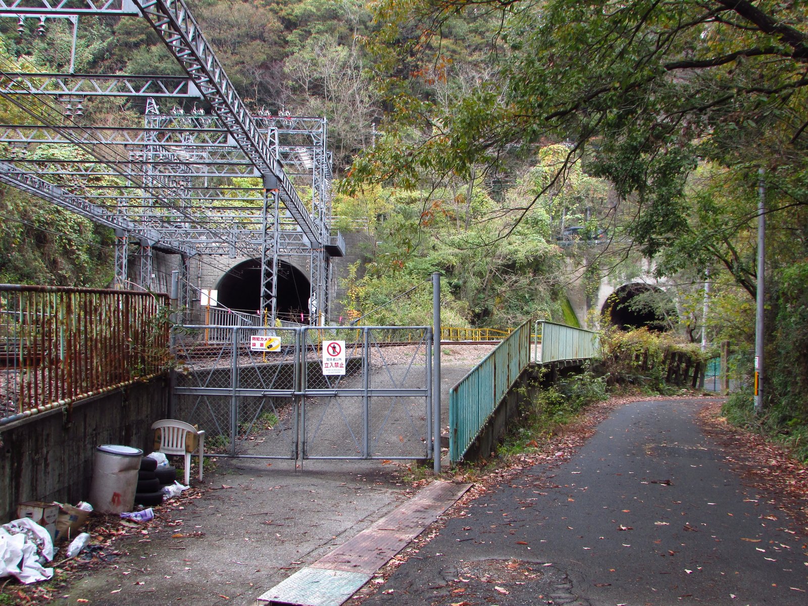 一生春か秋でいい。
国道165号田尻峠旧道・国道166号竹内峠旧道。
コメント