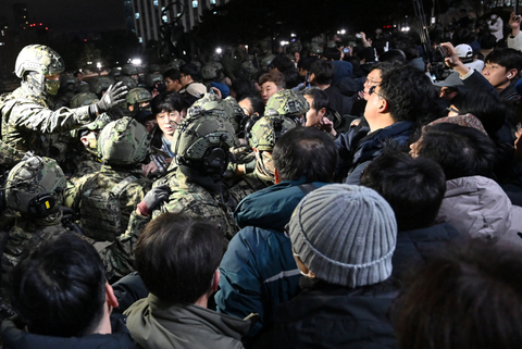 southkoreanmartiallaw20241204001