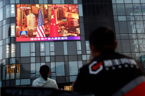 screenshowingchineseandusflags2023001