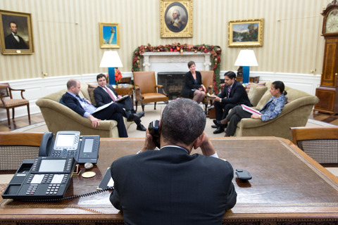 obamatalkingraulcastro001