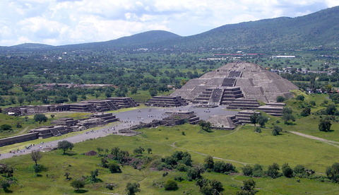 1200px-Piramide_de_la_Luna_072006