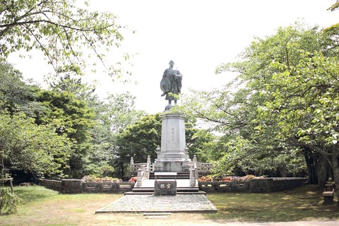 Bronze_statue_of_Rennyo_Syonin