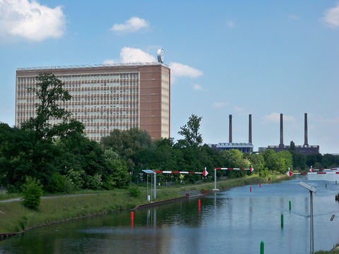 1200px-Wolfsburg_VWHochhaus_und_Kraftwerk