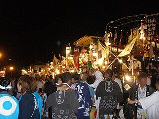 姥神大神宮前に集合する山車2