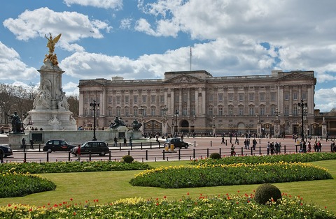 1200px-Buckingham_Palace,_London_-_April_2009