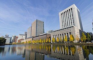 320px-Tokyo_Hibiya-bori_-_Imperial_Palace_3