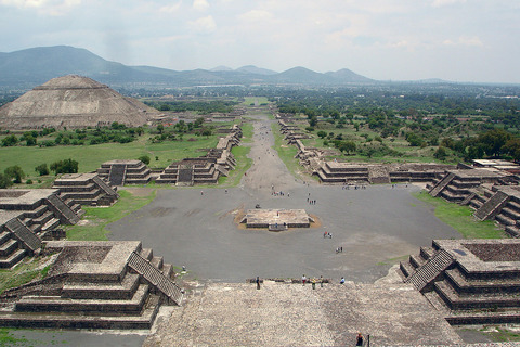 1200px-View_from_Pyramide_de_la_luna