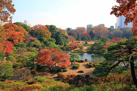 1200px-Bunkyo_Rikugien_Panoramic_View_In_Late_Autumn_1
