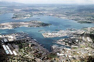 Aerial_view_of_Pearl_Harbor_on_1_June_1986_(6422248)