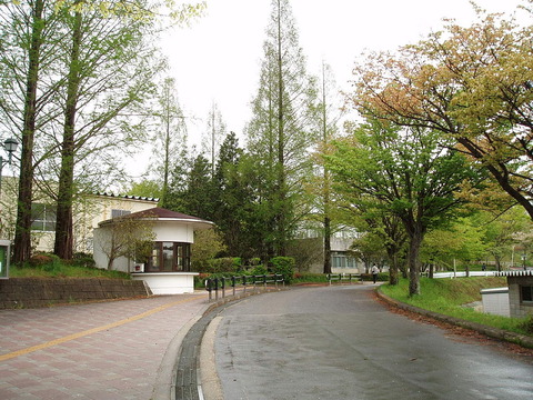 1200px-Fukushima-Univ-WestGate-2012050401