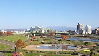 Asahibashi_Bridge_and_Mt._Daisetsuzan_Range