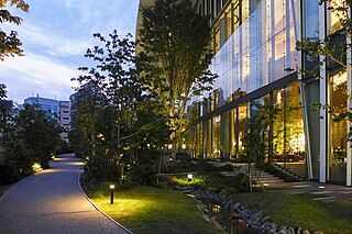 320px-Toranomon_Hills_Step_Garden_dusk_view_2015